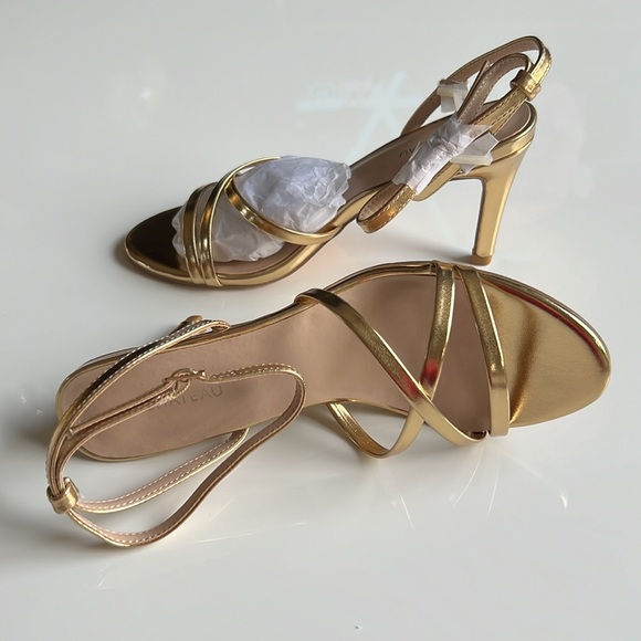 Le Chateau Gold Strappy Ankle Strap High Heel Sandals, new - Picture 5 of 7